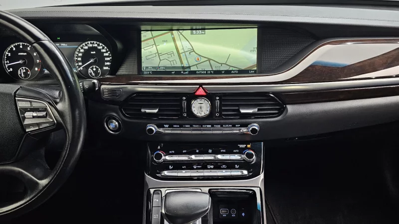 Genesis EQ900