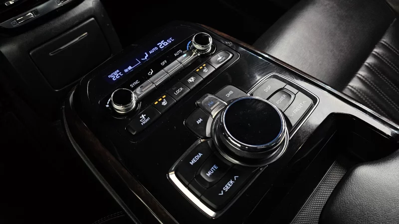 Genesis EQ900