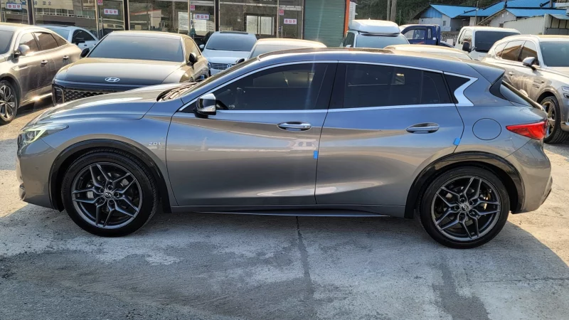Infiniti Q30
