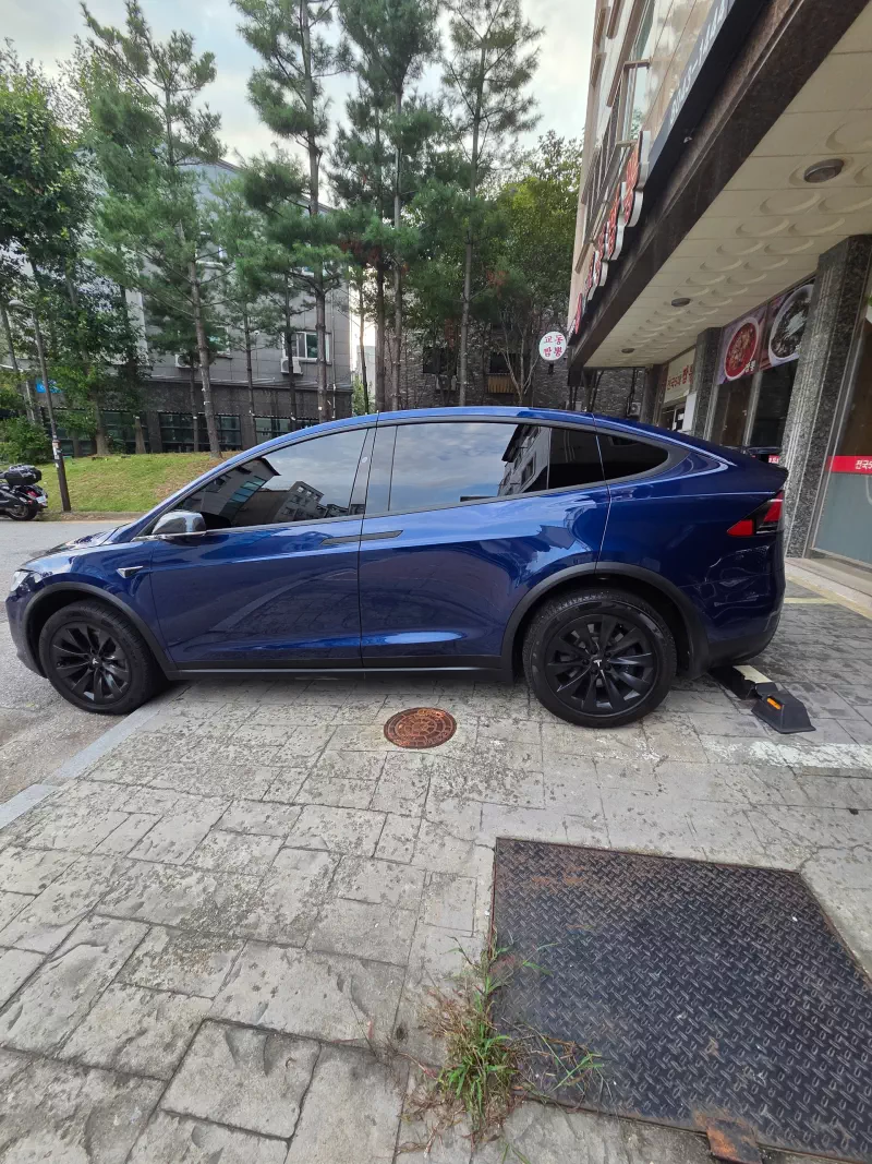 Tesla MODEL X