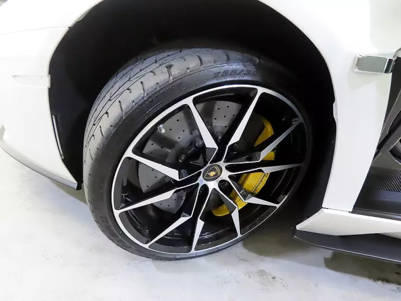 Lamborghini AVENTADOR