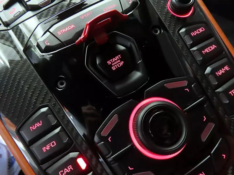 Lamborghini AVENTADOR