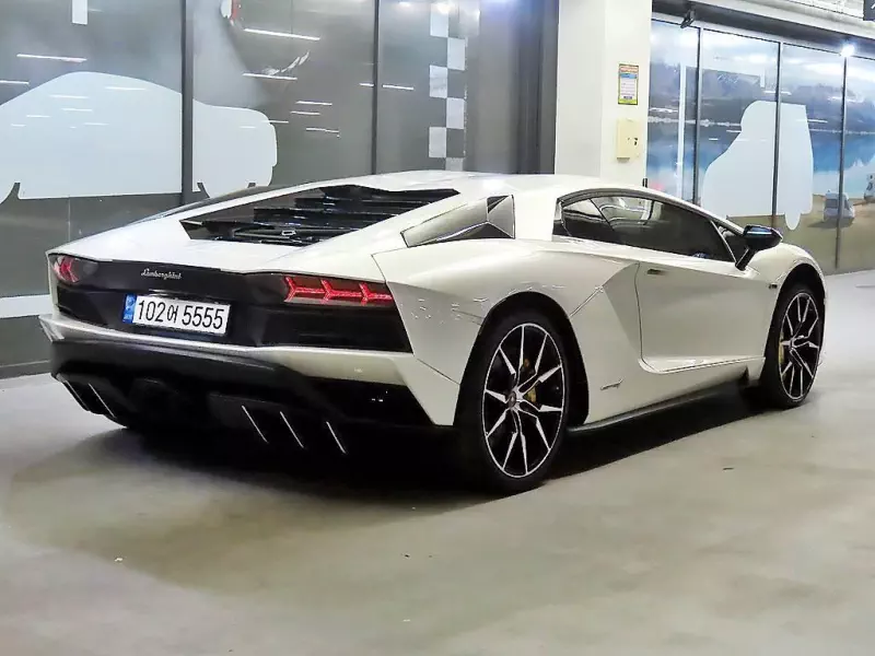 Lamborghini AVENTADOR