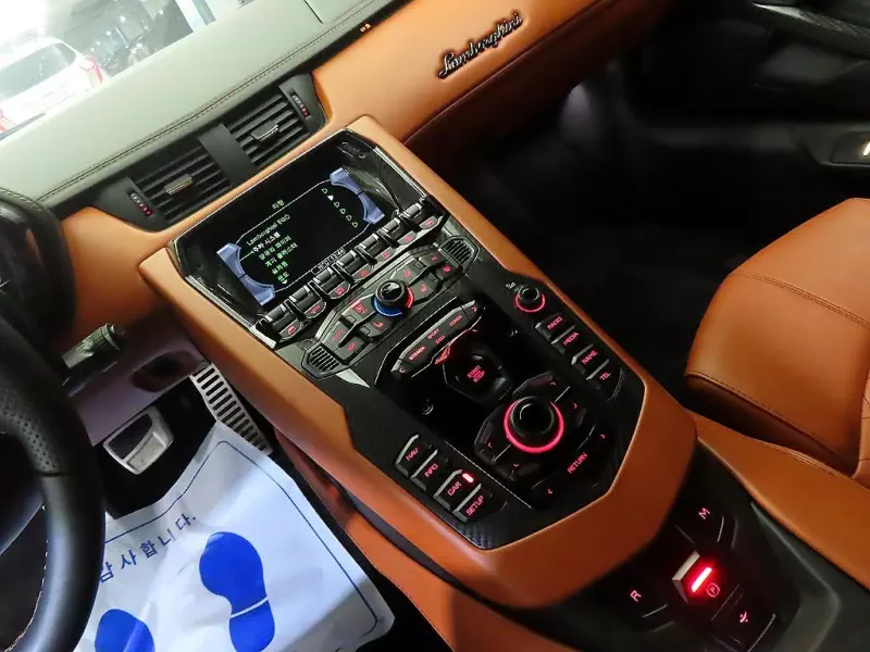 Lamborghini AVENTADOR