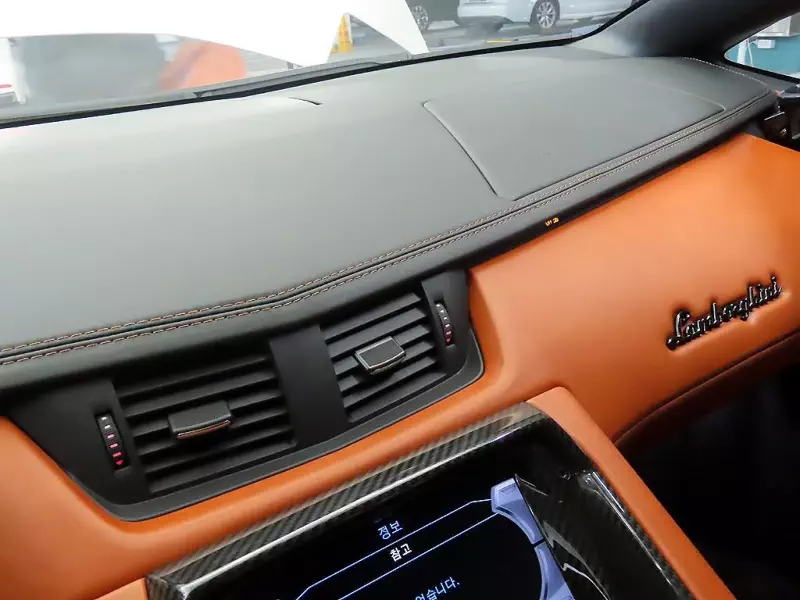 Lamborghini AVENTADOR