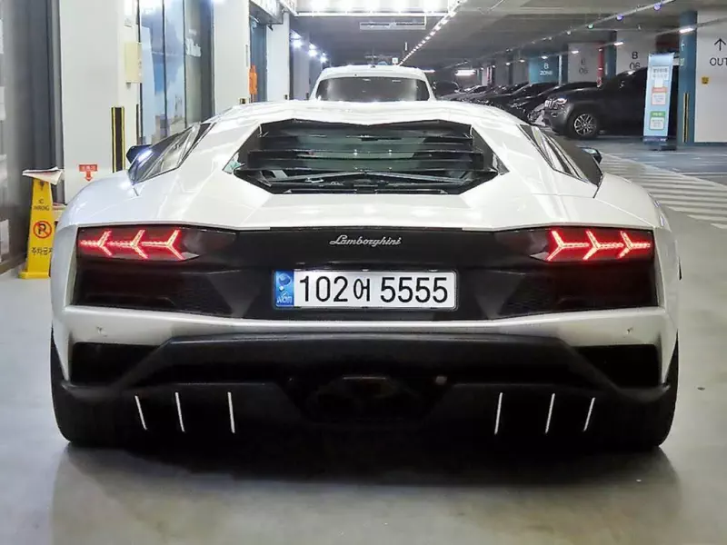 Lamborghini AVENTADOR