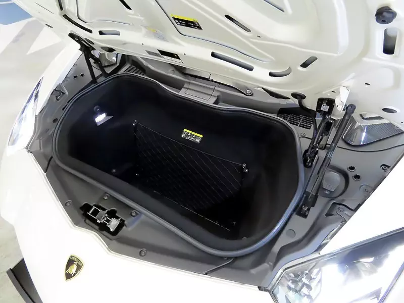 Lamborghini AVENTADOR