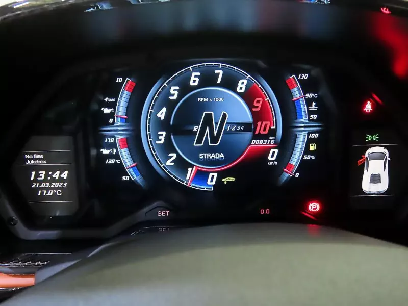 Lamborghini AVENTADOR