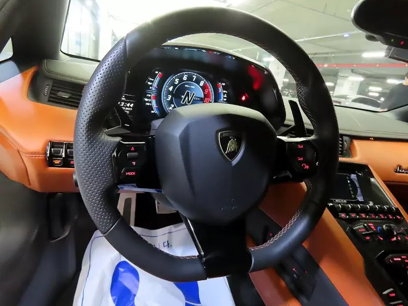 Lamborghini AVENTADOR