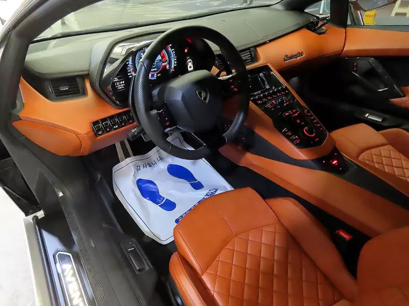 Lamborghini AVENTADOR