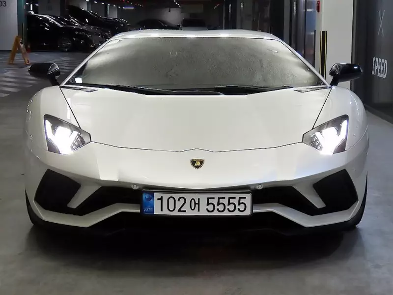 Lamborghini AVENTADOR