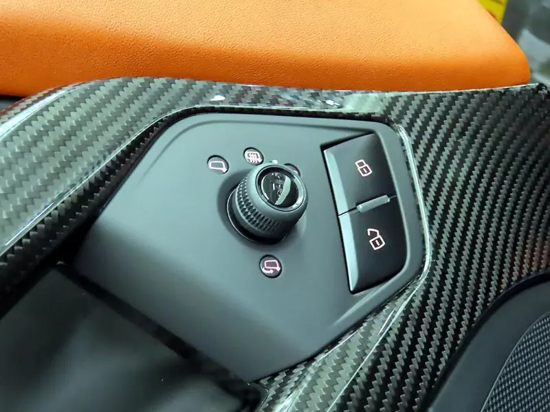 Lamborghini AVENTADOR