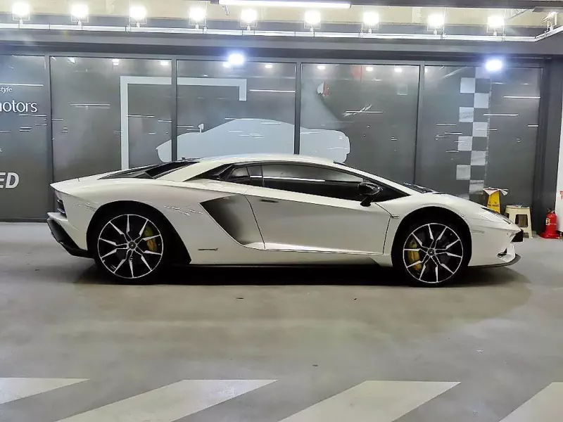 Lamborghini AVENTADOR