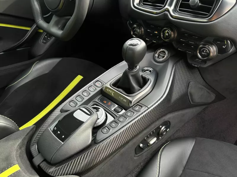 Aston Martin VANTAGE