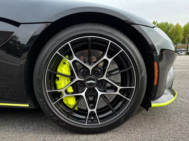 Aston Martin VANTAGE