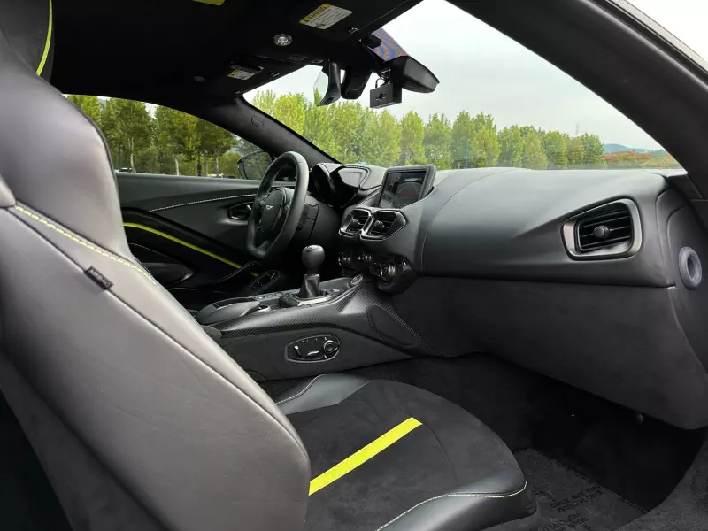 Aston Martin VANTAGE