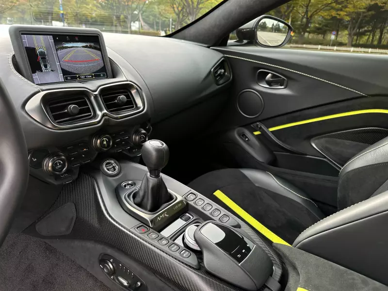 Aston Martin VANTAGE