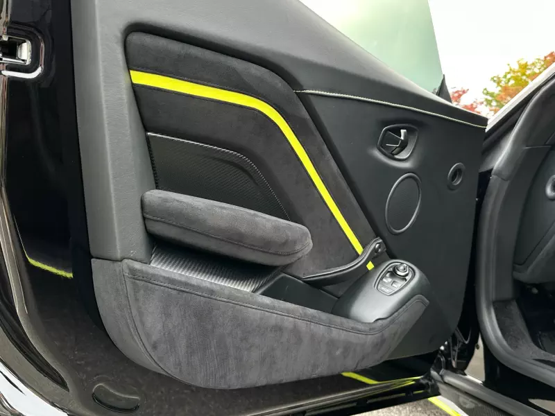 Aston Martin VANTAGE