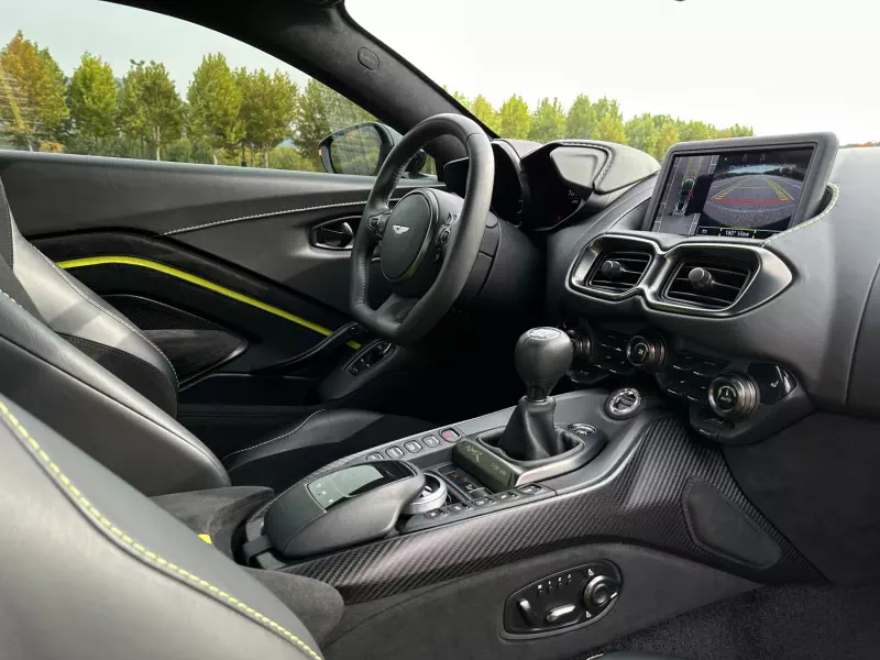 Aston Martin VANTAGE