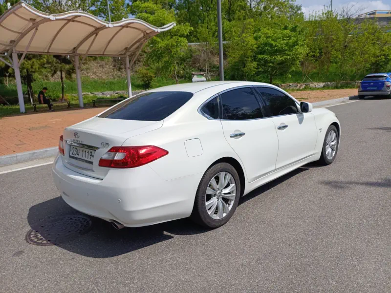 Infiniti M