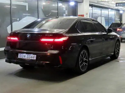 BMW i7