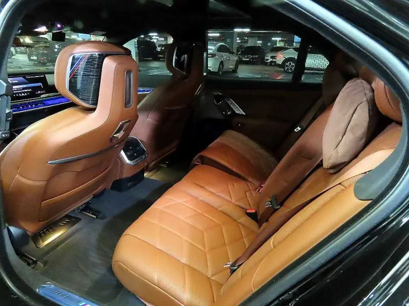 BMW i7