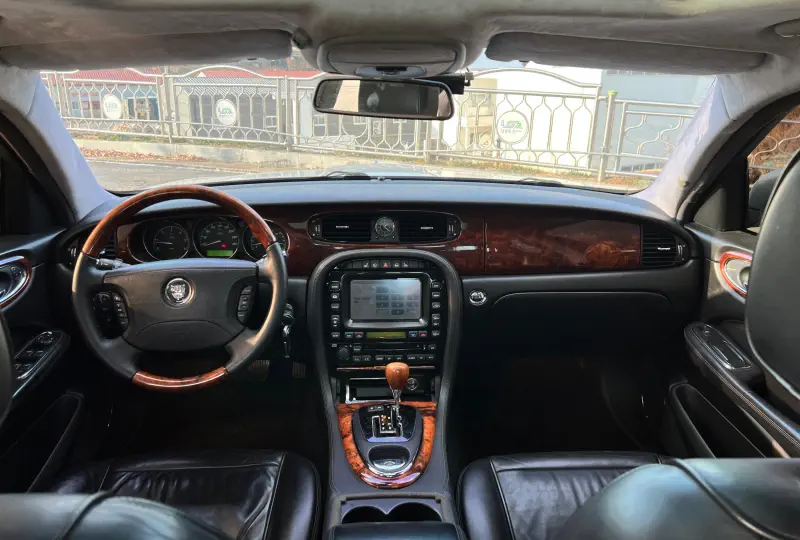Jaguar XJ