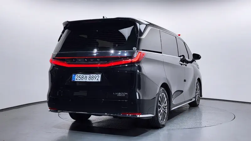 Lexus LM