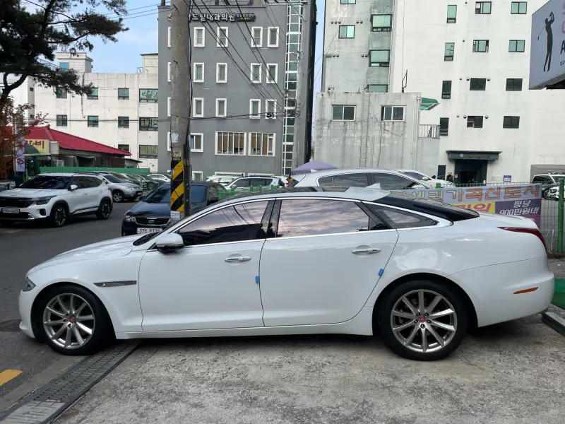 Jaguar XJ