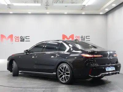 BMW i7