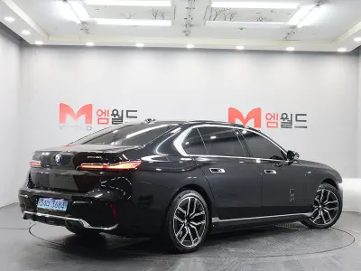 BMW i7