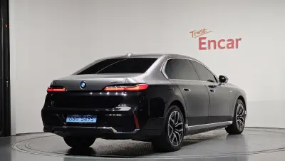 BMW i7