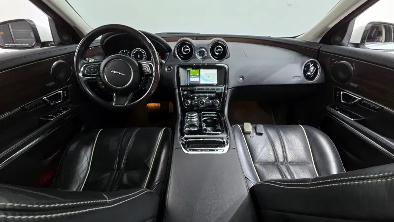 Jaguar XJ