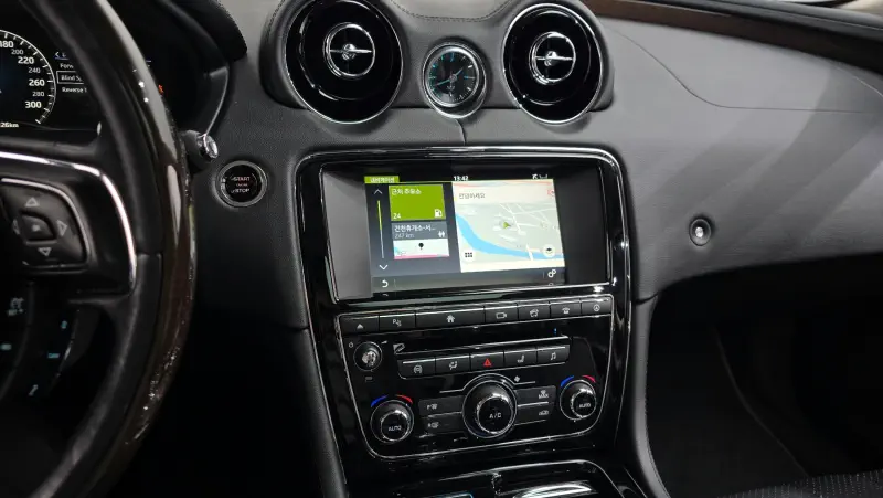Jaguar XJ