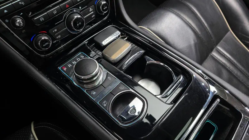 Jaguar XJ