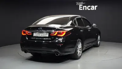 Infiniti Q70