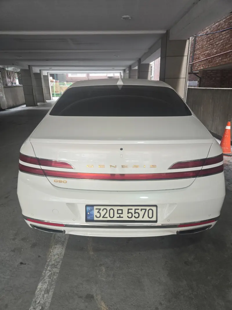 Genesis G90