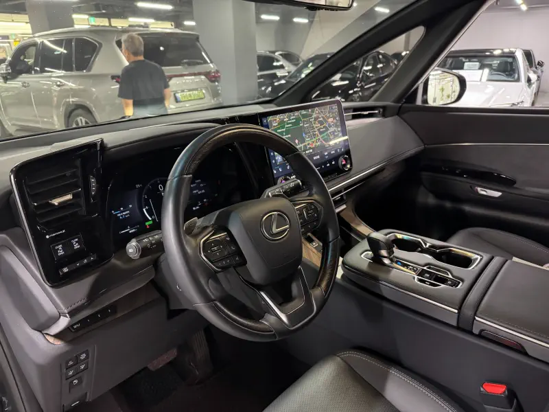 Lexus LM