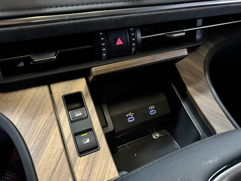 Lexus LM