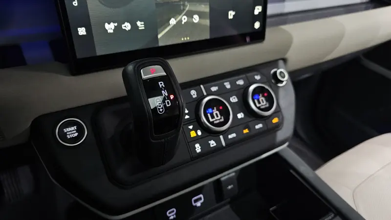 Land Rover DEFENDER