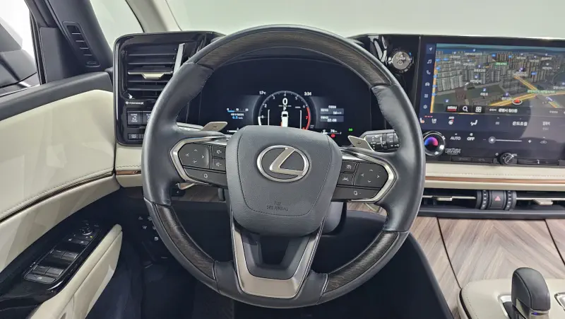 Lexus LM