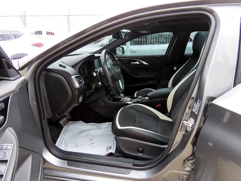 Infiniti Q30