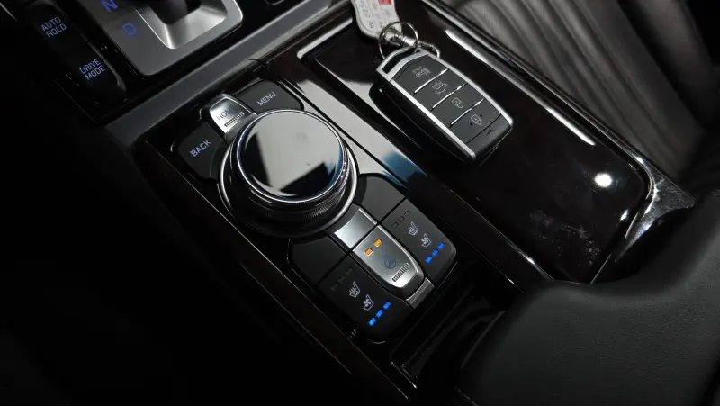 Genesis EQ900
