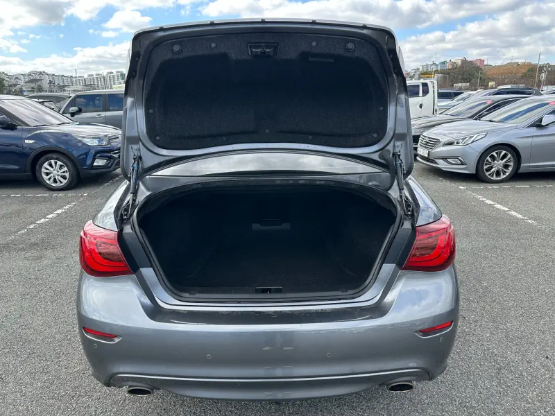 Infiniti Q70