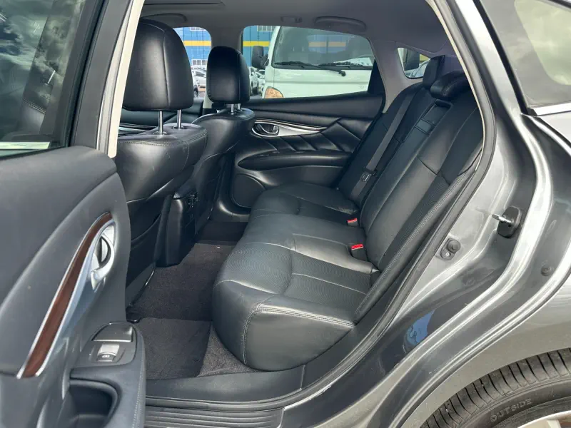 Infiniti Q70