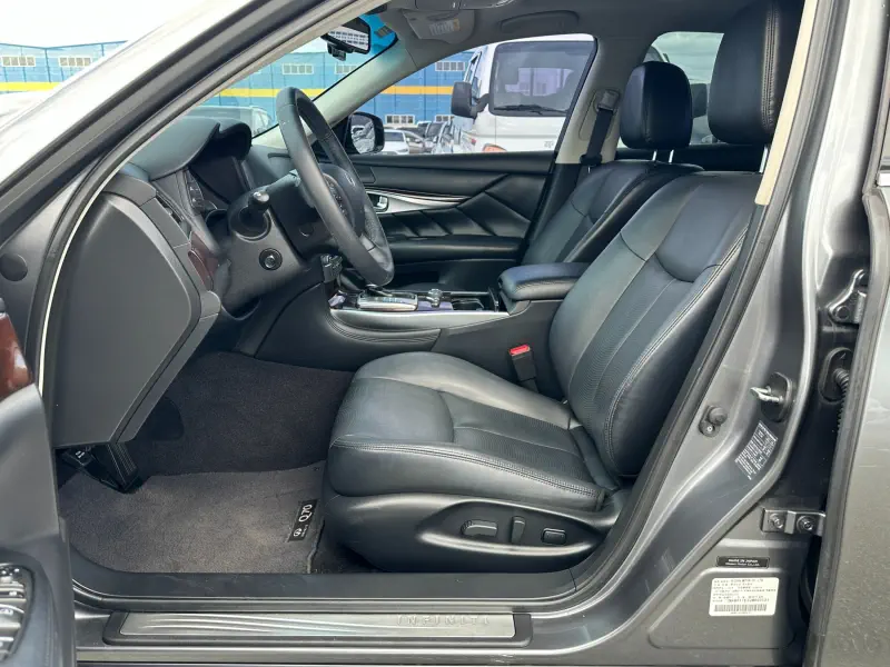 Infiniti Q70