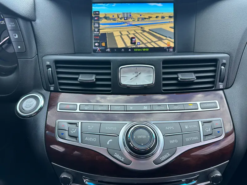 Infiniti Q70