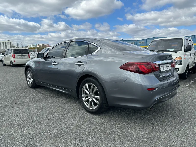 Infiniti Q70