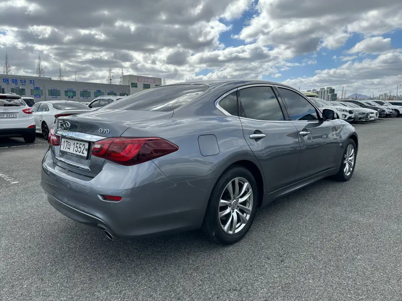 Infiniti Q70