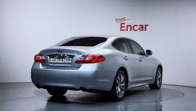 Infiniti Q70
